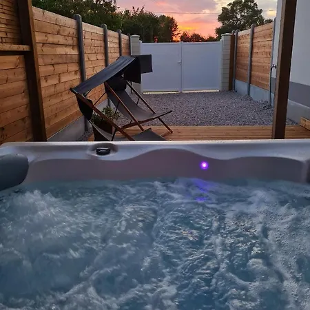 A Fleur De Spa : Maison Chaleureuse Avec Spa Privatif Et Billard. Coulogne Exterior photo