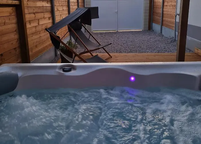 A Fleur De Spa : Maison Chaleureuse Avec Spa Privatif Et Billard.