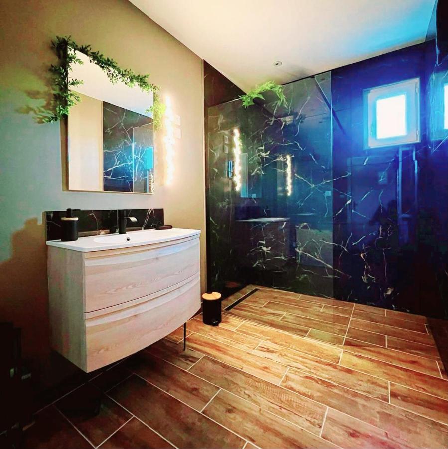 A Fleur De : Maison Chaleureuse Avec Privatif Et Billard. Holiday home Coulogne